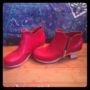 NWOT Swedish Hasbeens Red Victoria Zip Up Booties